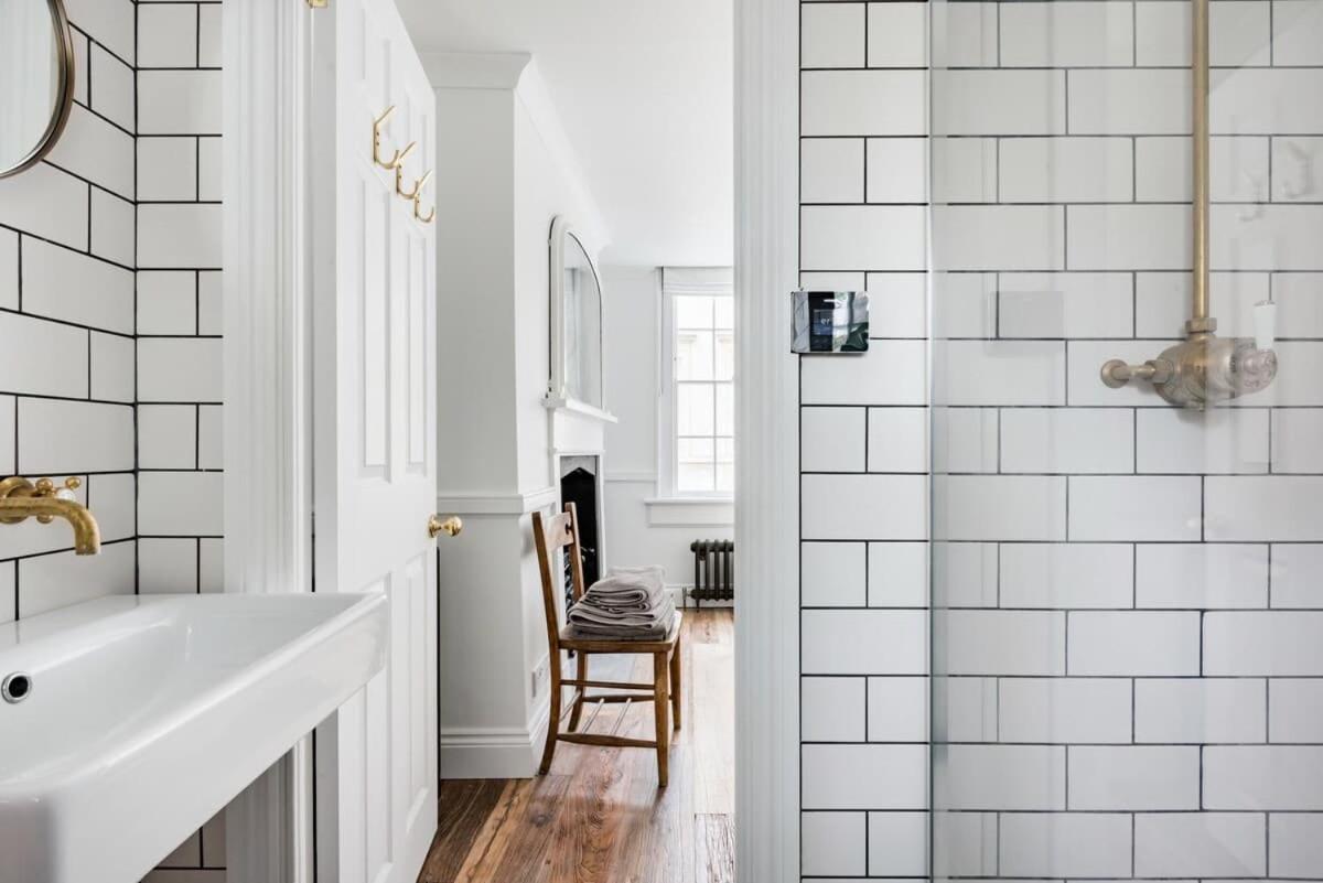 Central Georgian Townhouse With Free Parking Бат Экстерьер фото